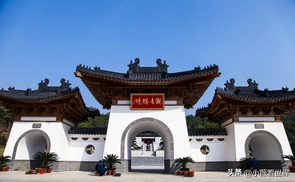 就在太湖之滨，距离环球动漫嬉戏谷大概十来里的地方，有个中华孝道园——

它是全国