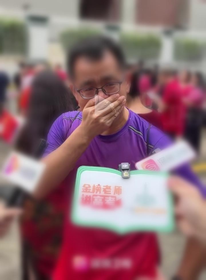考场外一幕破防！一位父亲含泪感慨孩子十二年的付出太不容易了！看着孩子走进考场的那
