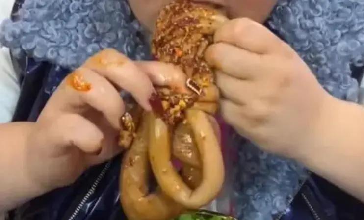24岁网红潘晓婷因疯狂吃播猝死：腹部畸形尸检，胃里塞满了食物，2024年7月14