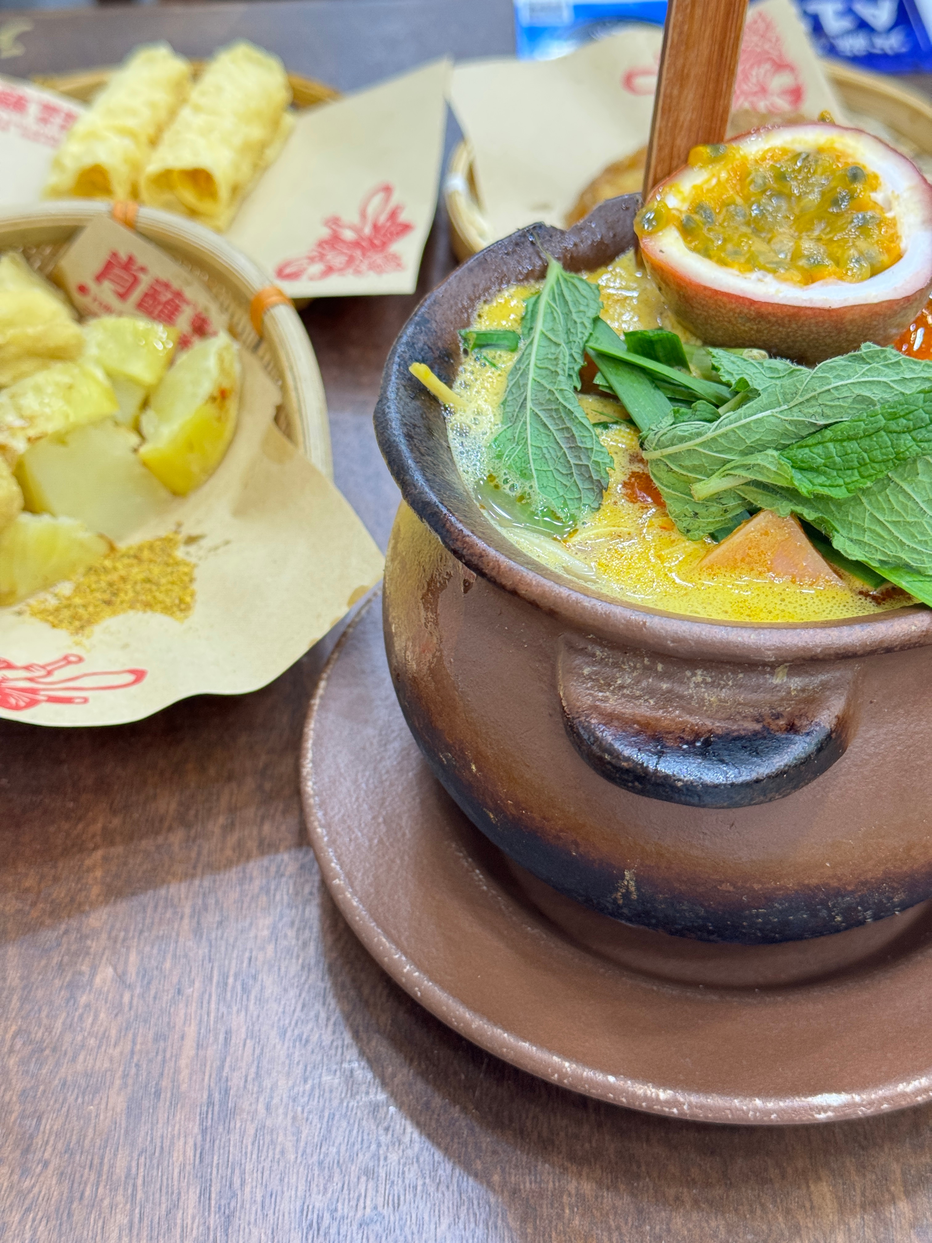 今天本来约朋友逛街 逛着逛着来她家住了，已经美美看上大电视了😂（自带零食版hh