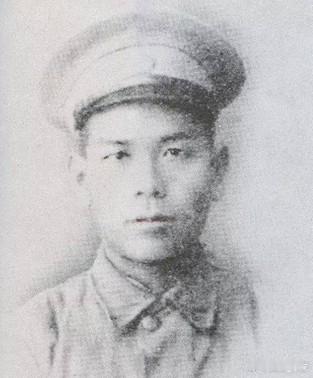 1949年12月，胡宗南在逃离成都前，交给副官一张机票和十根金条说：“你交给扩大