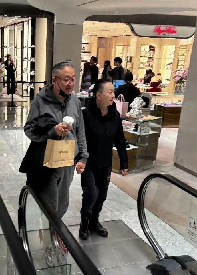 宋丹丹和富豪老公逛街被偶遇，听说北京排的上号的豪宅都是这位大哥开发的