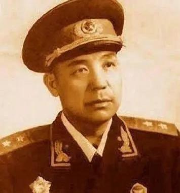 1955年，授衔仪式现场。42军军长吴瑞林一身普通干部军装，在将星闪耀的人群中格
