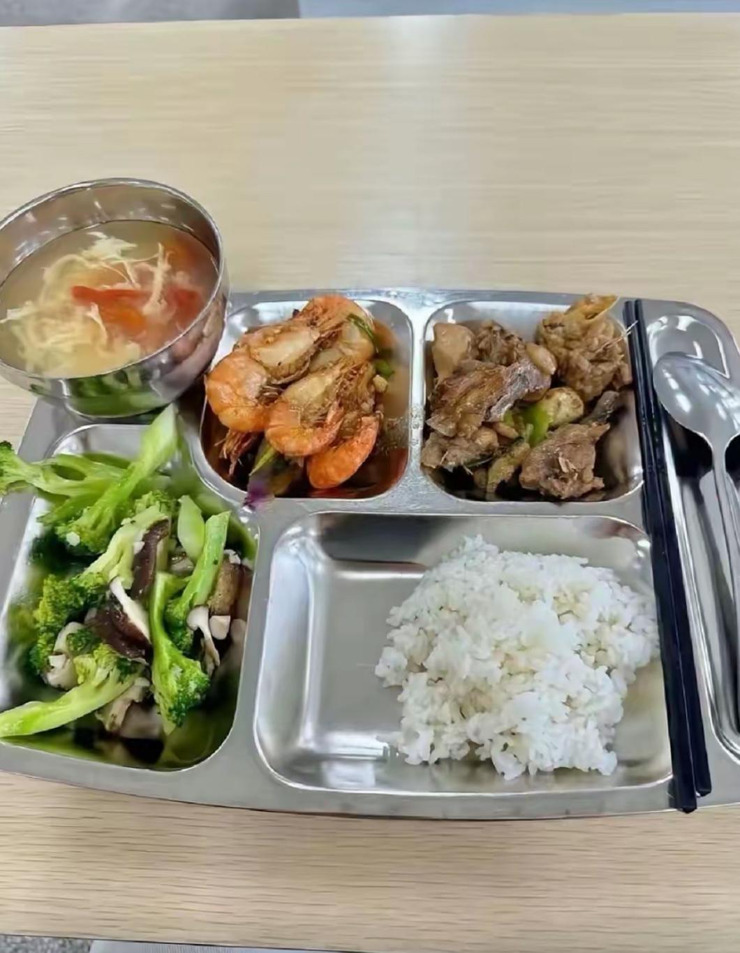 这份大学生的伙食，一餐要十五块算不算贵？