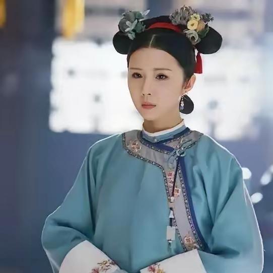 康熙路过辛者库时，见一宫女生得清新脱俗，临幸了她。事后，康熙不但没给名分，还夺走