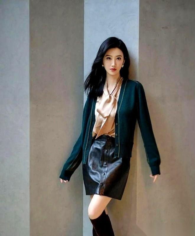 你知道感情里最让人发毛的是什么吗？
不是吵架，不是冷战，是突然有一天，你们俩变得