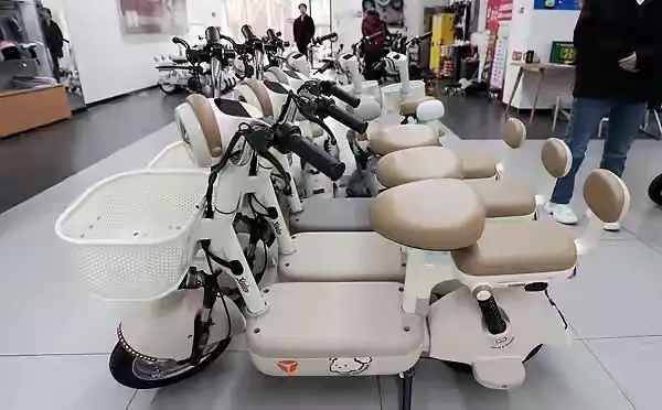 雅迪这波属于知错就改的典型！前几天“毛豆”车型因没后座没储物被骂上热搜，灰头土脸