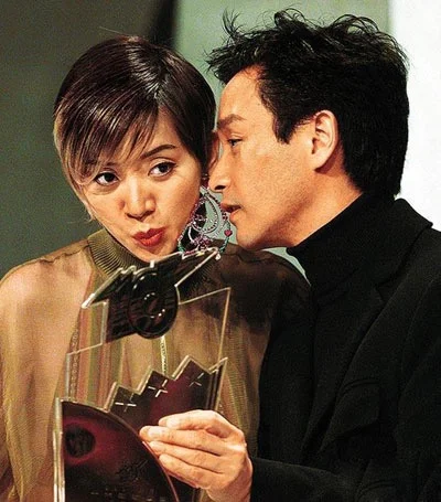 说悄悄话还是说八卦呢