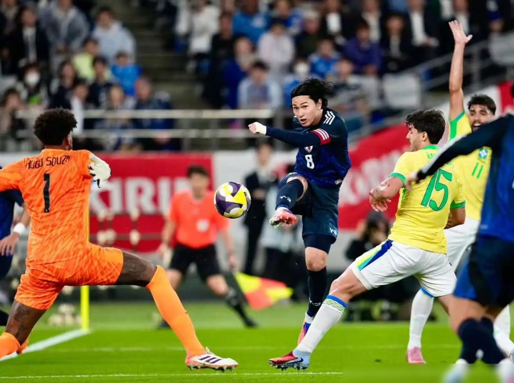 一场友谊赛，巴西2-0领先日本。
6万多日本球迷，在主场看着自己的球队被按着打。
