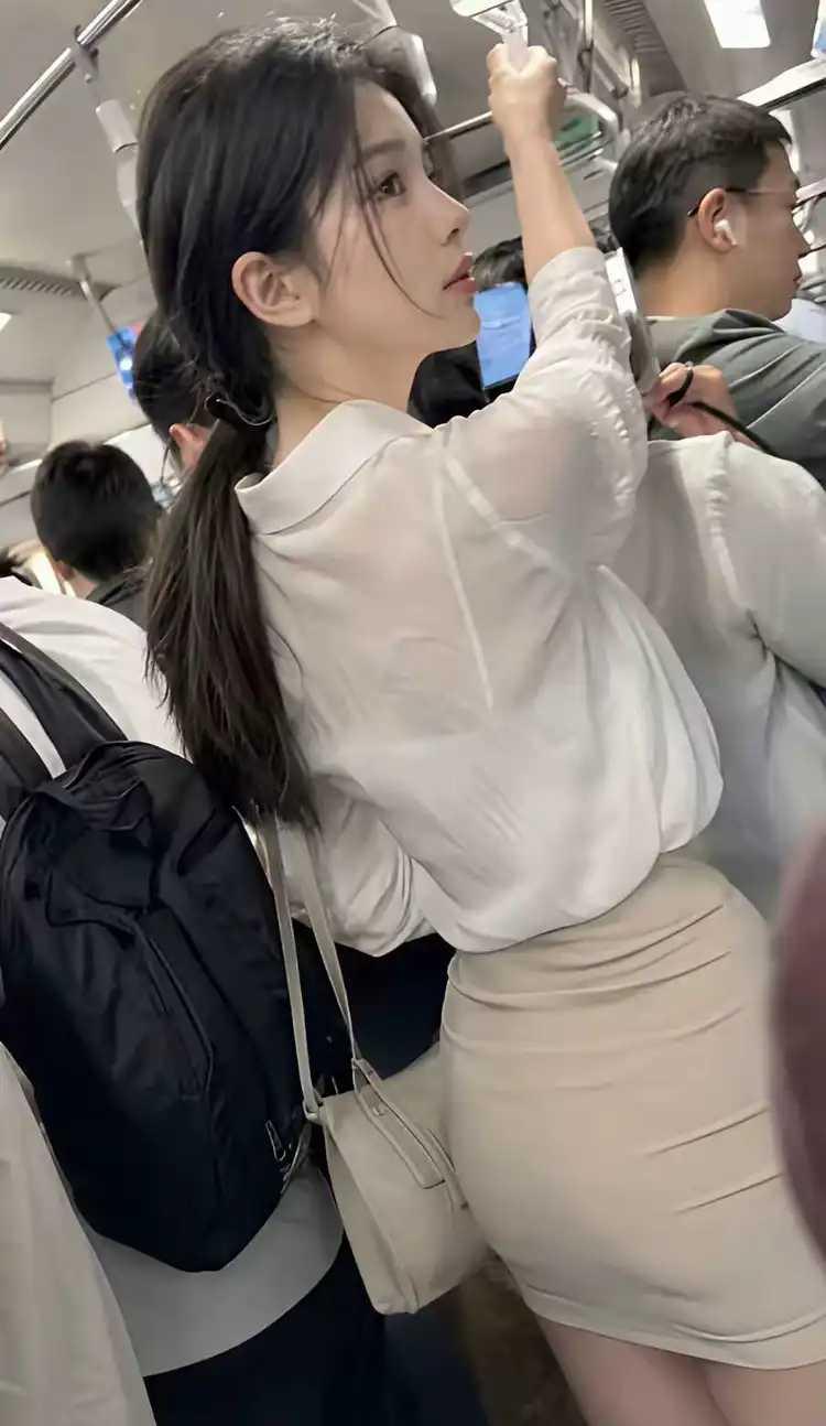 上班早高峰，在地铁遇见了妹纸，一直跟着她走，害得我错了两个站。
唉，今个月的全勤