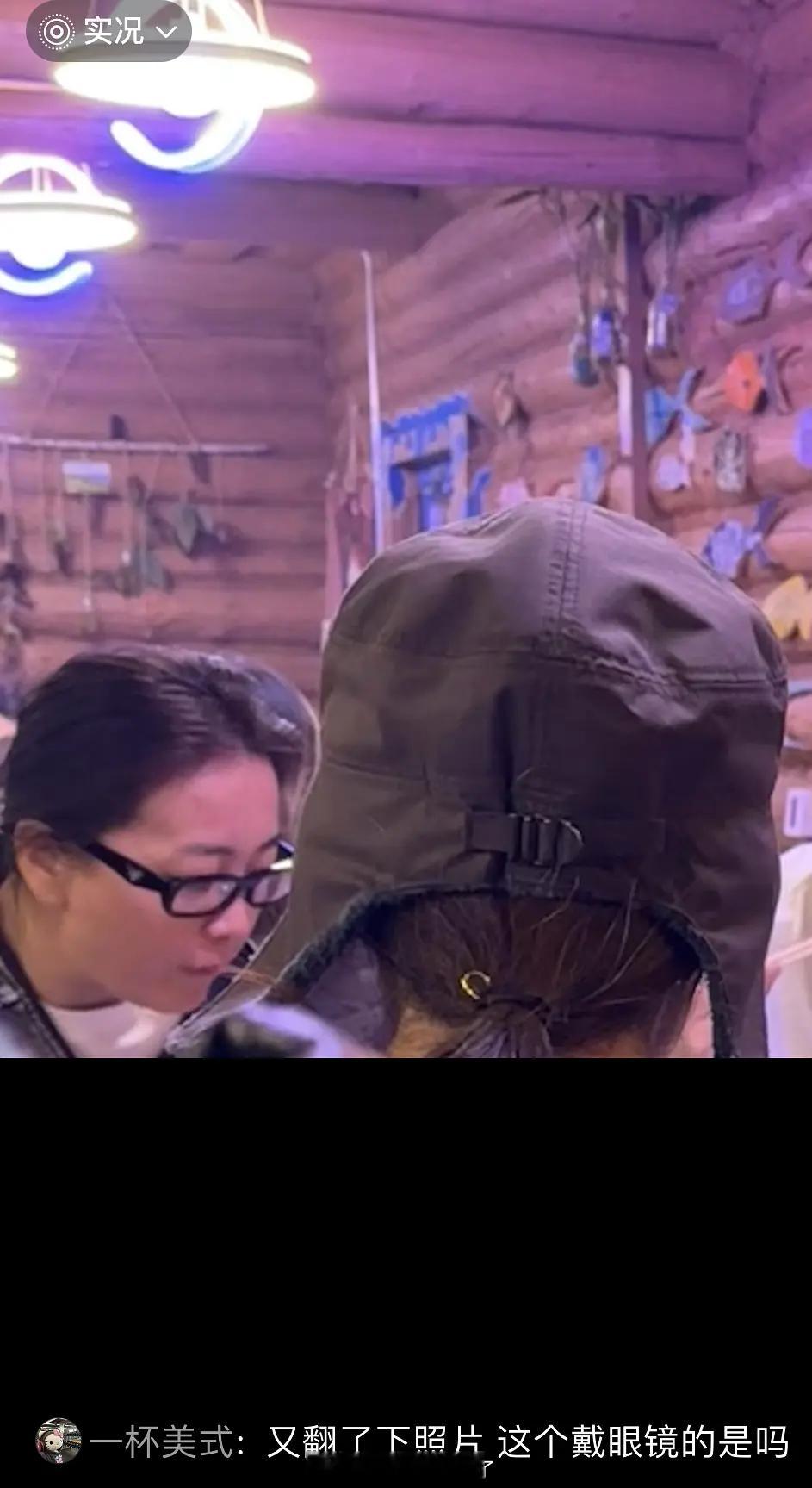 网友偶遇贾玲和张小斐一起吃饭，斐玲稳稳幸福中