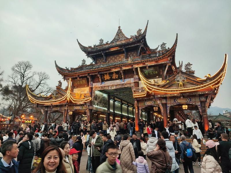 打卡天府源，真的太值了！天府源廊桥的夜景绝了，夜幕下霓虹灯把桥装点得美轮美奂，桥