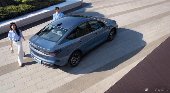 混动王炸一车传三代隔年油还在想选混动车却总担心续航短、配置低？比亚迪海洋双豹这次