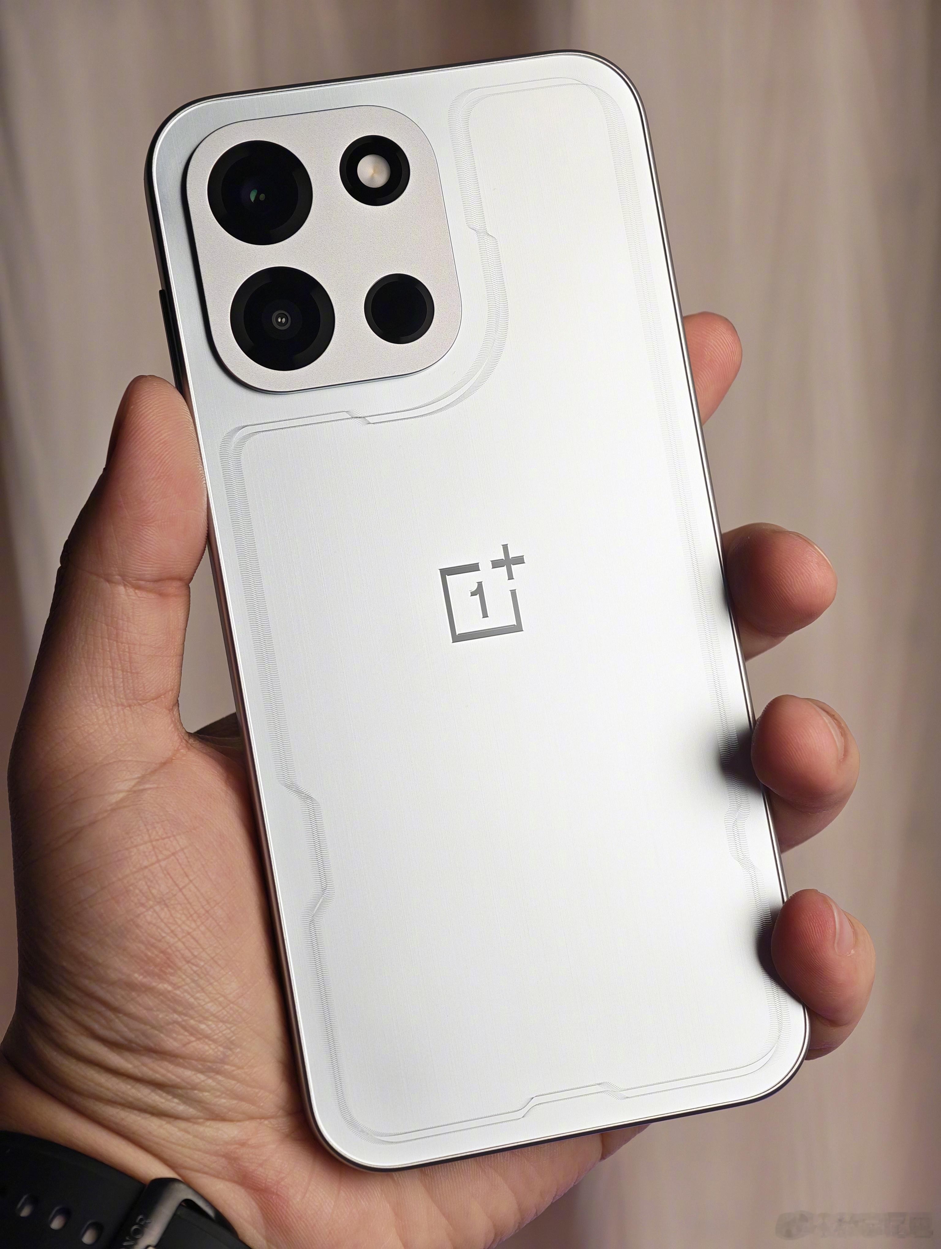 加加 Turbo 6 追光银，有啥要问的吗。 