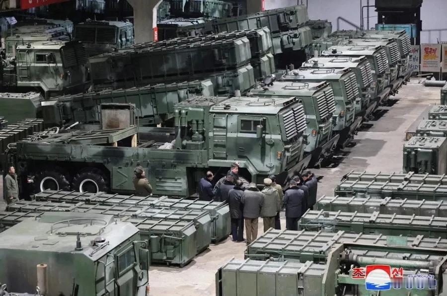 【金正恩继续视察导弹系统工厂，一排排的火星-11丁战术弹道导弹发射车，朝鲜的家底