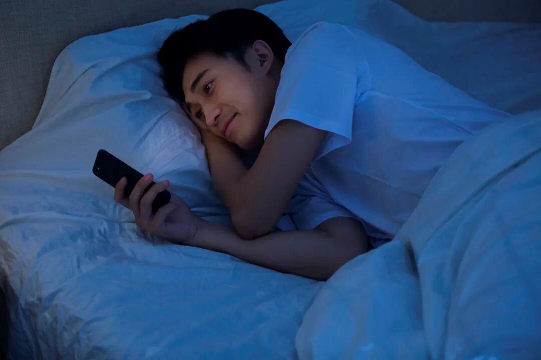 这2个习惯正在偷走你的视力 1. 睡前关灯刷手机 很多人觉得睡前关灯刷手机就是费