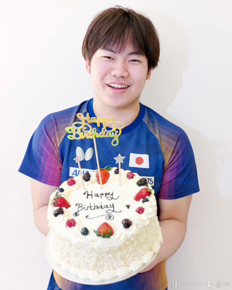 练习结束后，松岛辉空拍摄纪念照片🎂 
