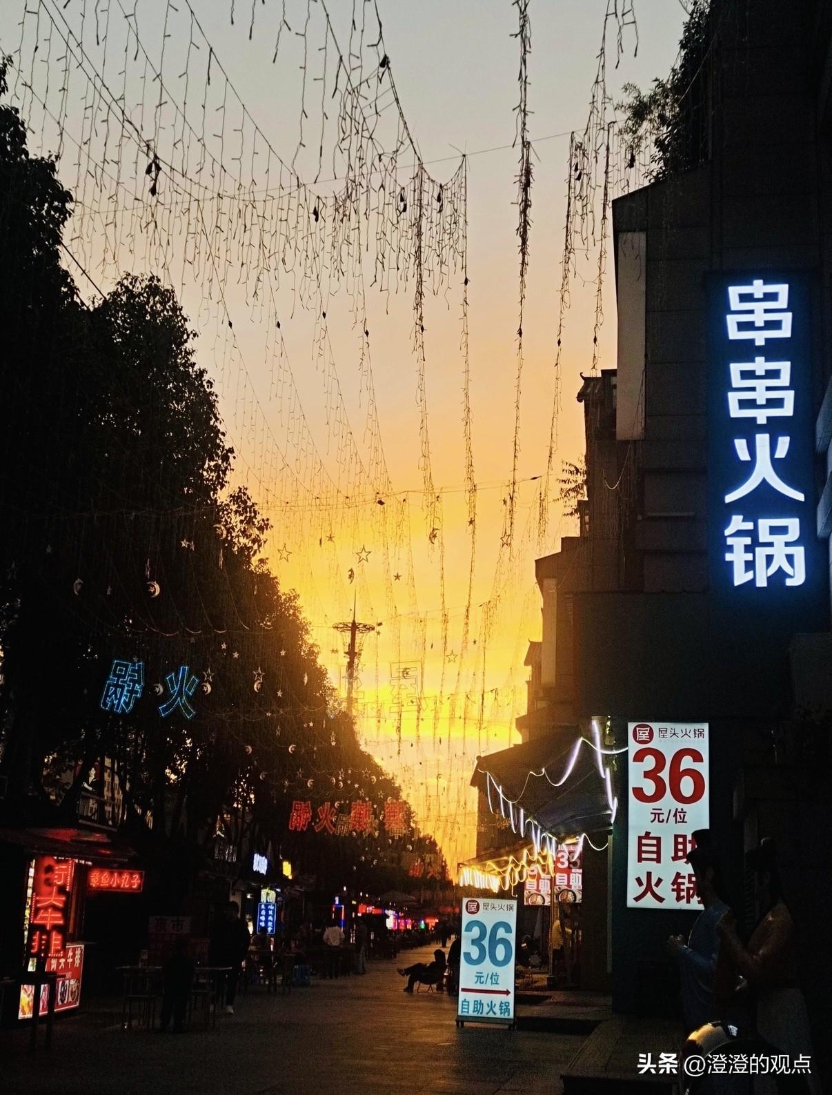 傍晚的老街太有氛围感了！

暖橙色的晚霞铺满半边天，把整条街都染得温柔又治愈。头