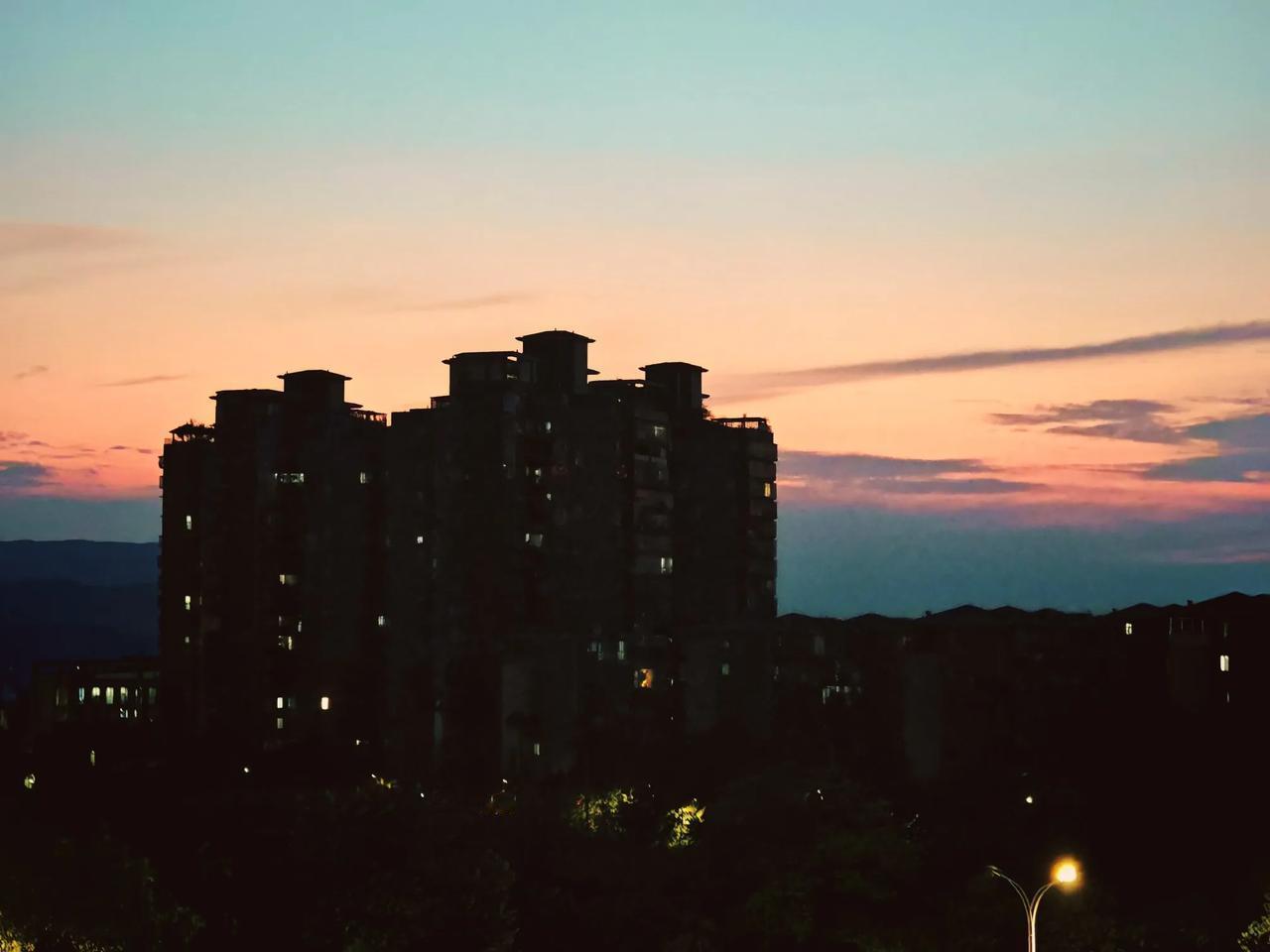 夜幕降临 #随手拍张照# #秋日随拍#