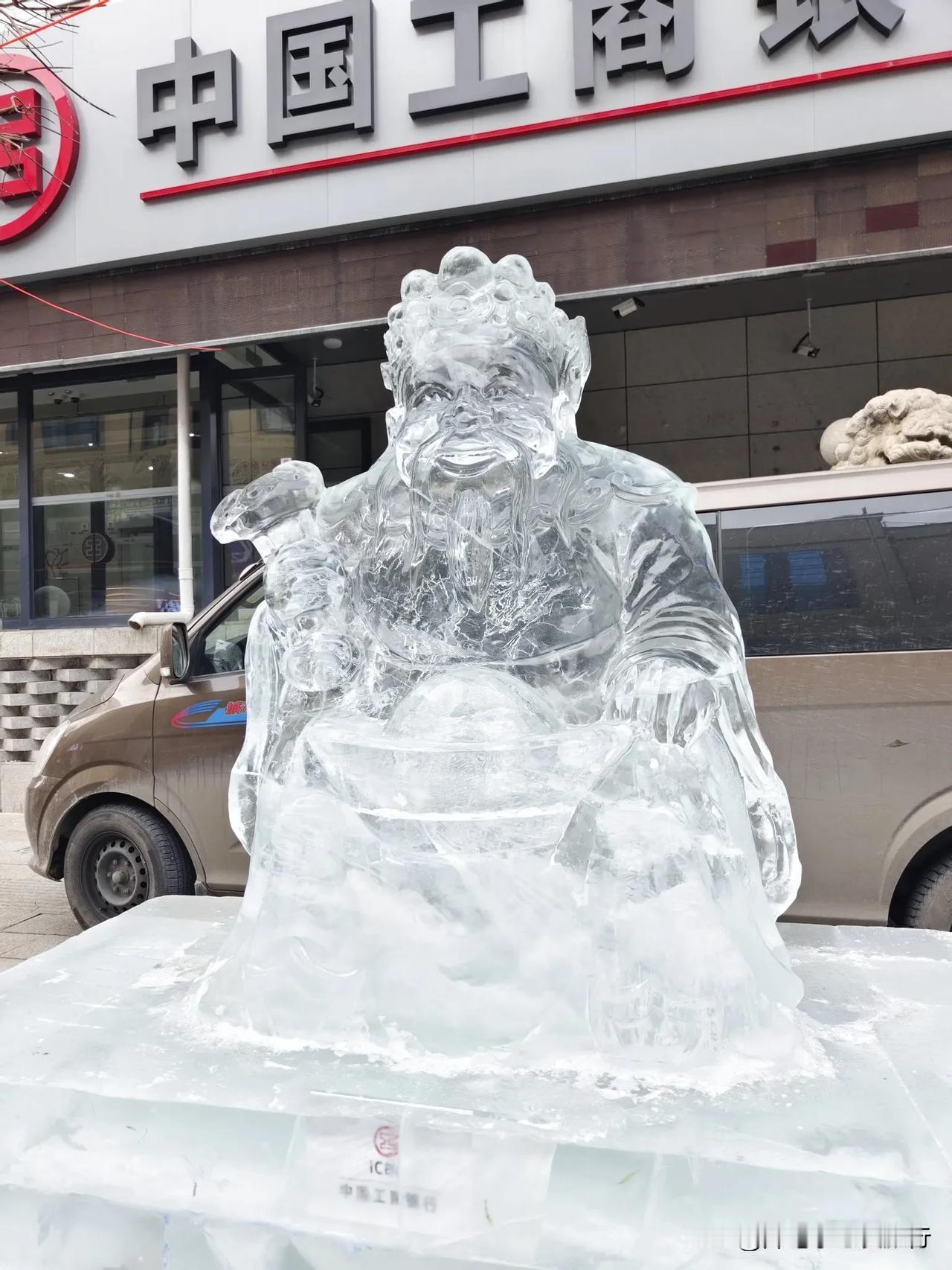 冬日生活打卡季东北的冬天，玩的就是冰天雪地中的浪漫，冰雕漂亮地登场，财神爷、锦鲤