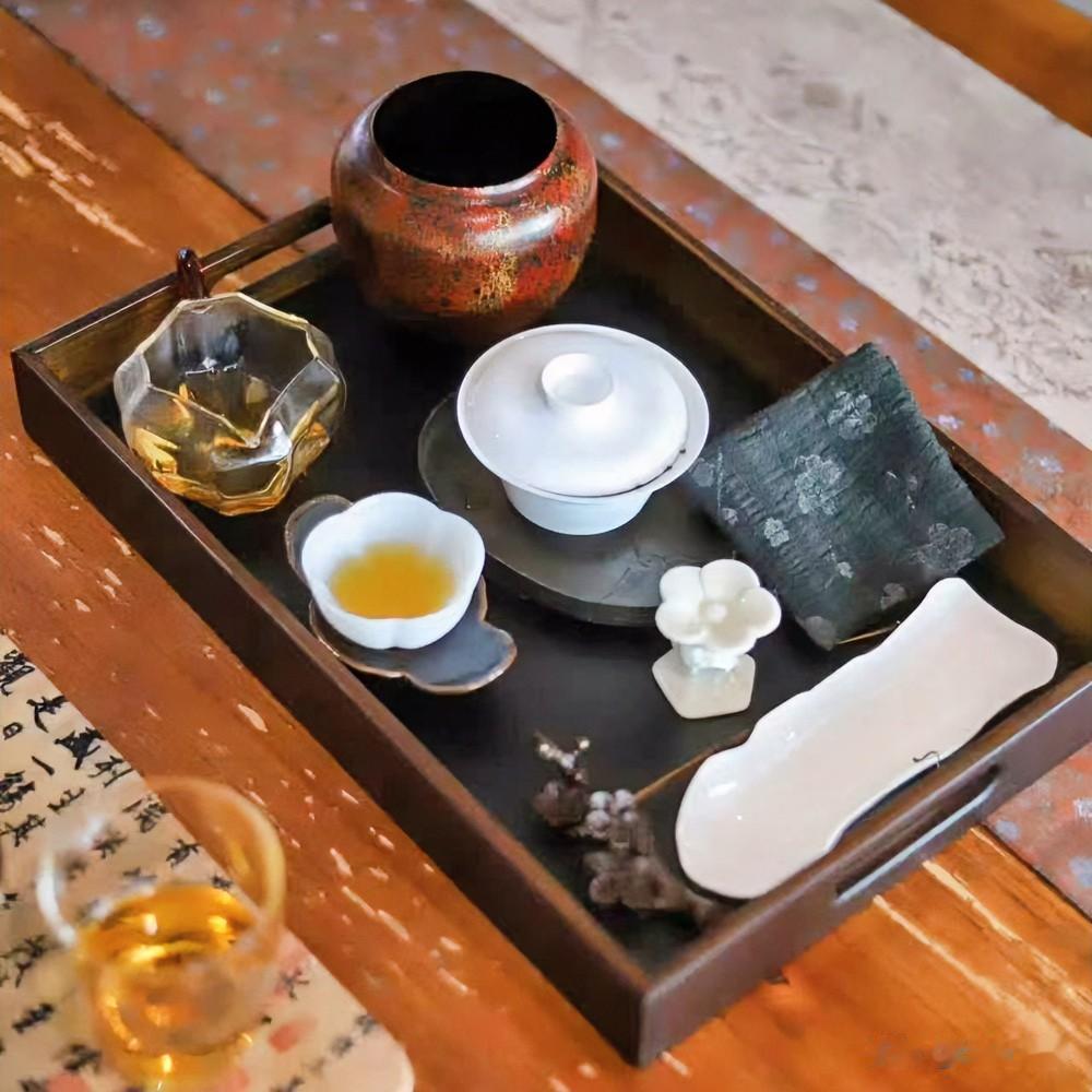《茶时行·古诗行体》
青瓷浮沉叶似烟，光阴慢煮意如渊。
苦尽甘回终有日，悲消喜至