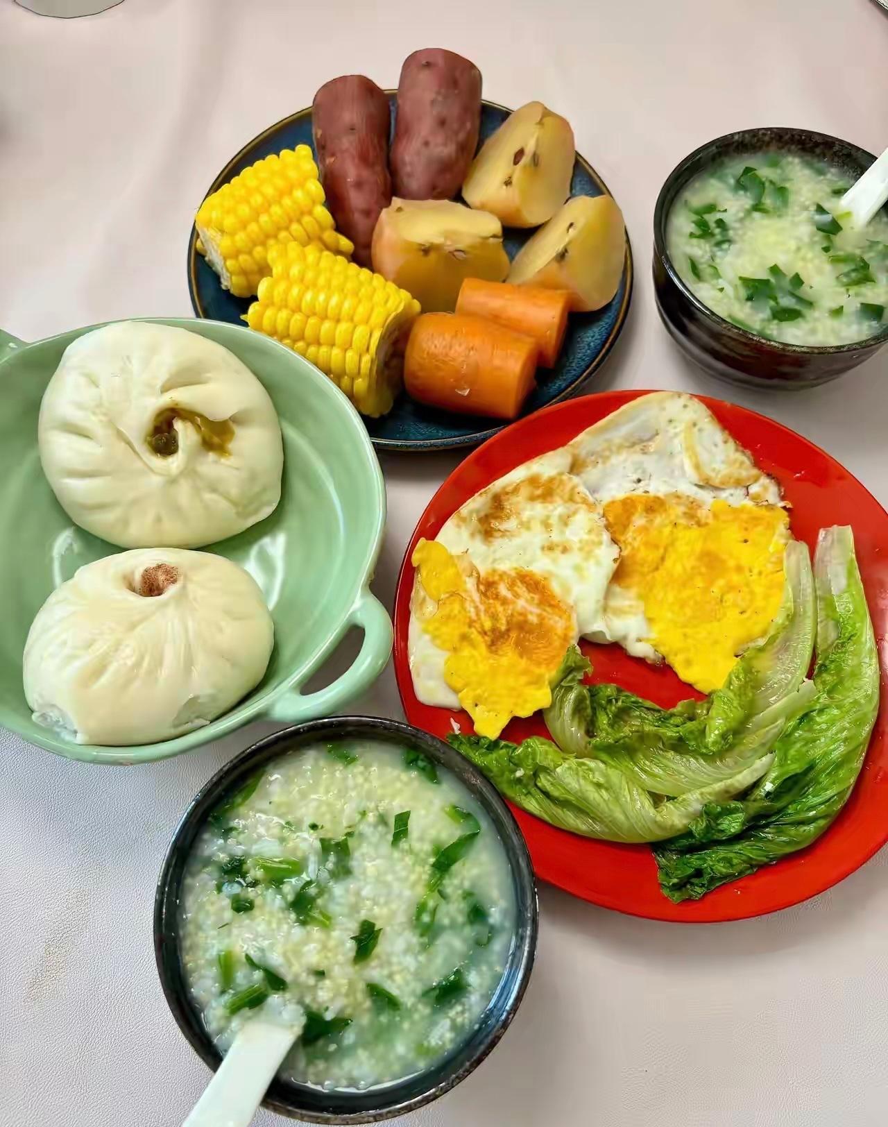 年龄大了，要舍得吃健康食物，换着来：

1、早餐每天煮2个鸡蛋
别怕胆固醇，蛋黄