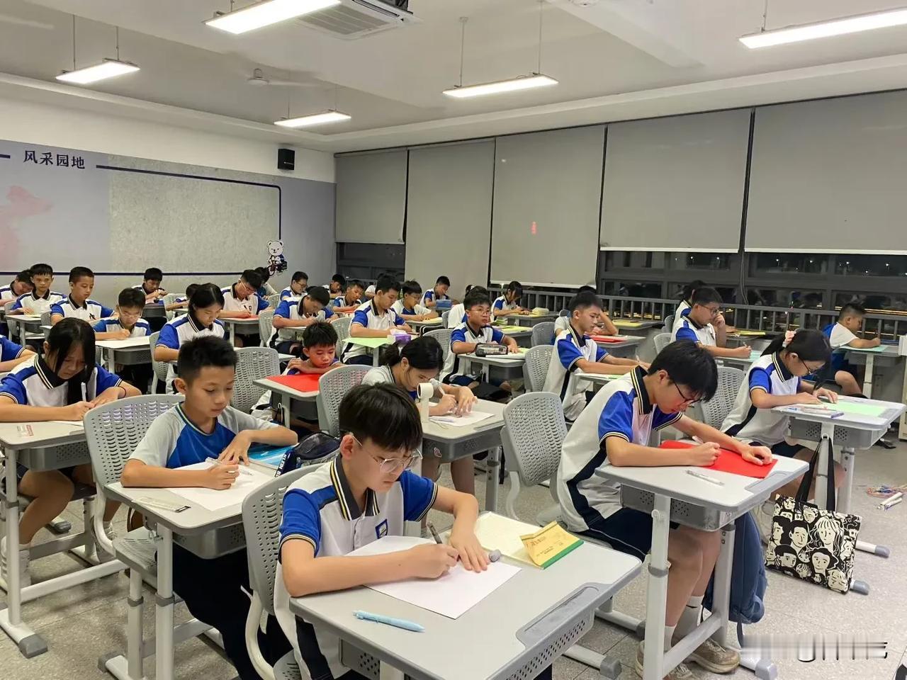 2026 年春季开学季，各地中小学以特色活动点亮“开学第一课”，亮点纷呈：
​​