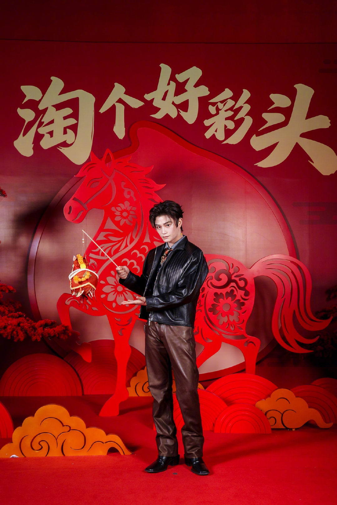 微博之夜现场喜庆感拉满，艺人们镜头感拉满，颜值与气质并存，用光影诠释非遗之美，定