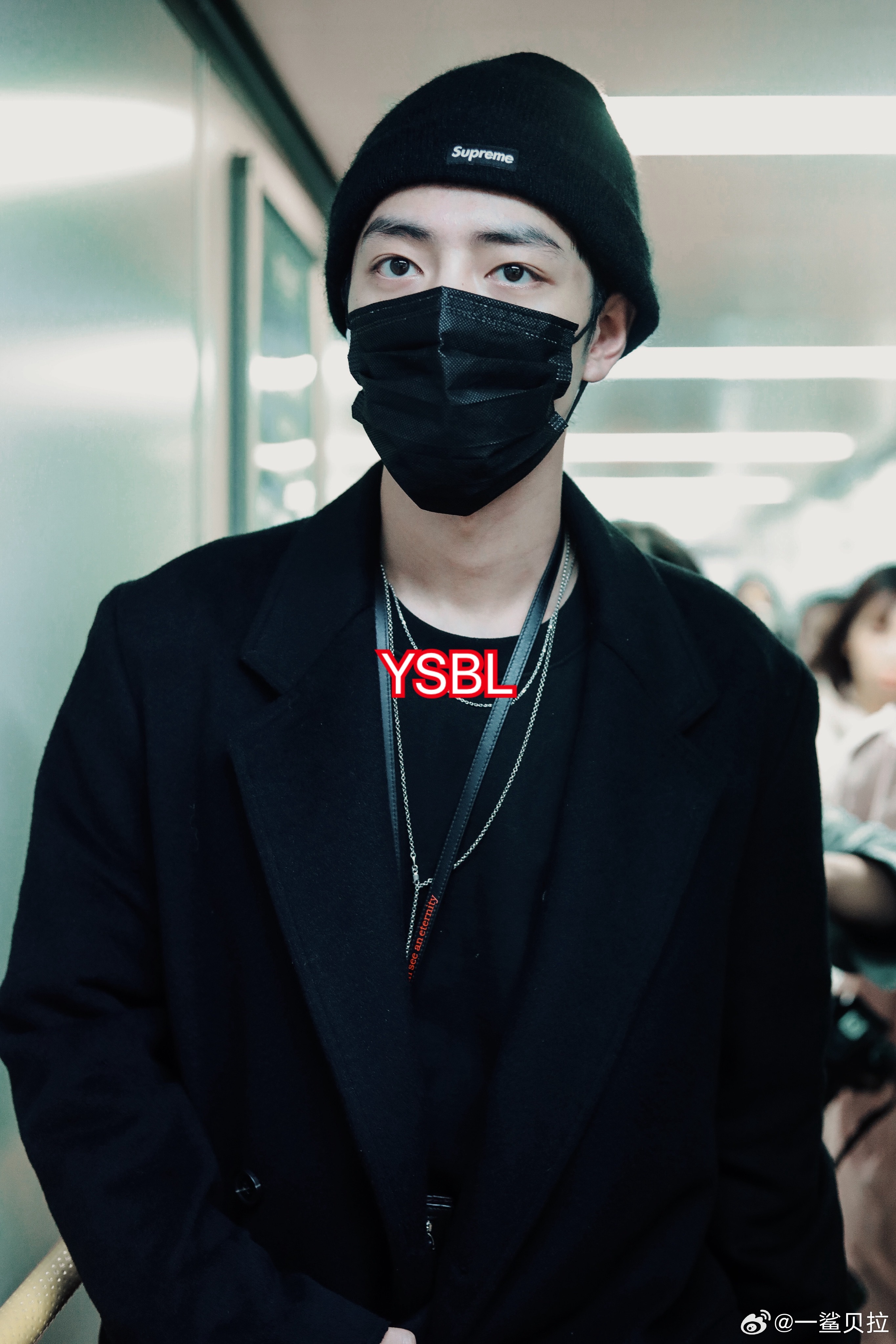 反而呢 手机里有很多帅哥 