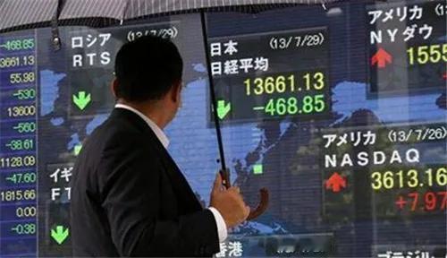 首相官邸这颗炸弹一扔，整个东京政坛都炸锅了。8月5日临时内阁会议上，高市早苗力排