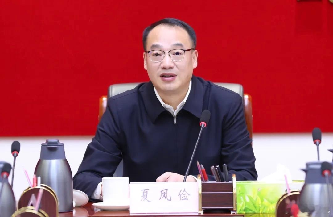 今天的山东人大会上，54岁的省公安厅长夏凤俭升任副省长。夏凤俭，1971年12月