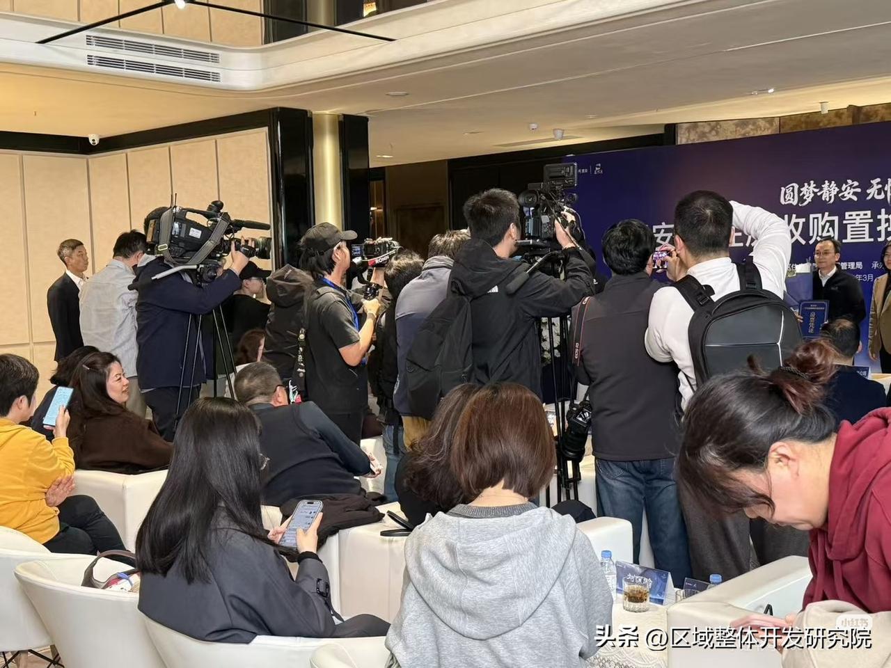 220万的40平，内环老公房。收购价比市场价高一些，但不多。上海静安首例住房收购