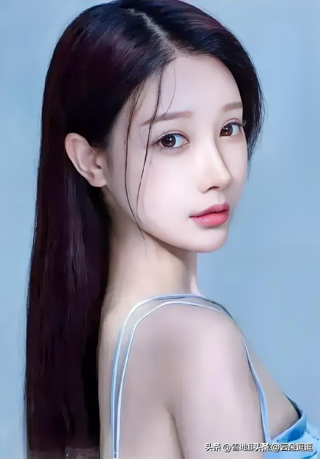 惊艳的少女，白皙肌肤，温柔眼神，让人心动不已！💕少女感笑容