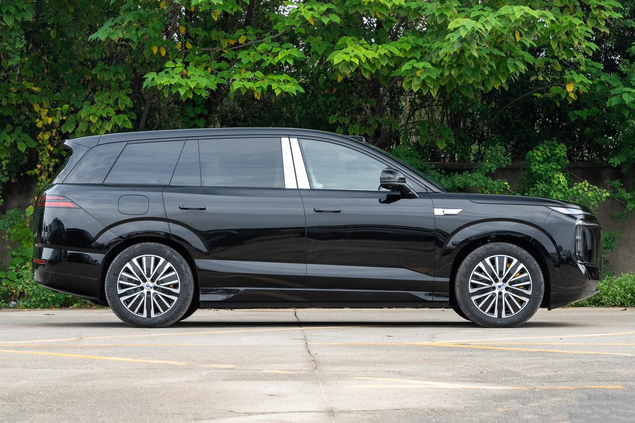 正式官宣，比亚迪第1500万台新能源汽车下线，其中腾势N8L的销量表现尤其突出，