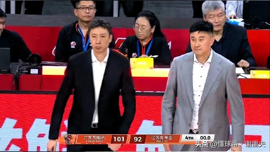 广东赢江苏三大秘诀：杜锋不冒险、张皓嘉开窍、徐杰有球权，广东宏远利用主场优势，险