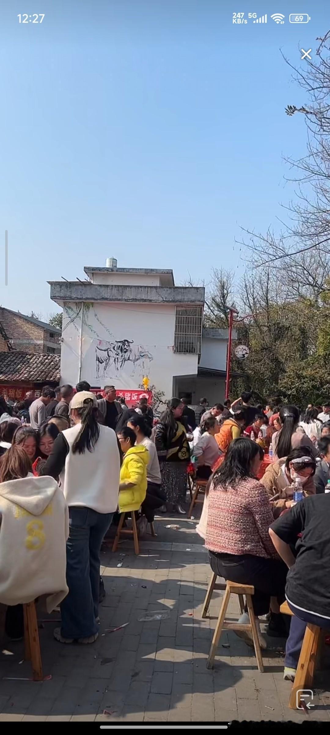 江西兴国杀猪宴火出圈！
现场人山人海太震撼
 
刷到江西兴国的毛毛杀猪宴直播，直