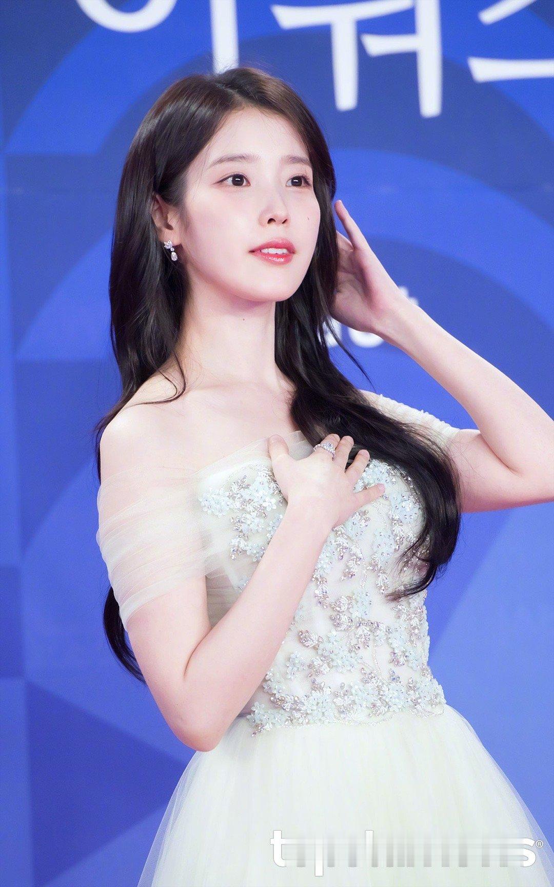 IU 李知恩 ​​​