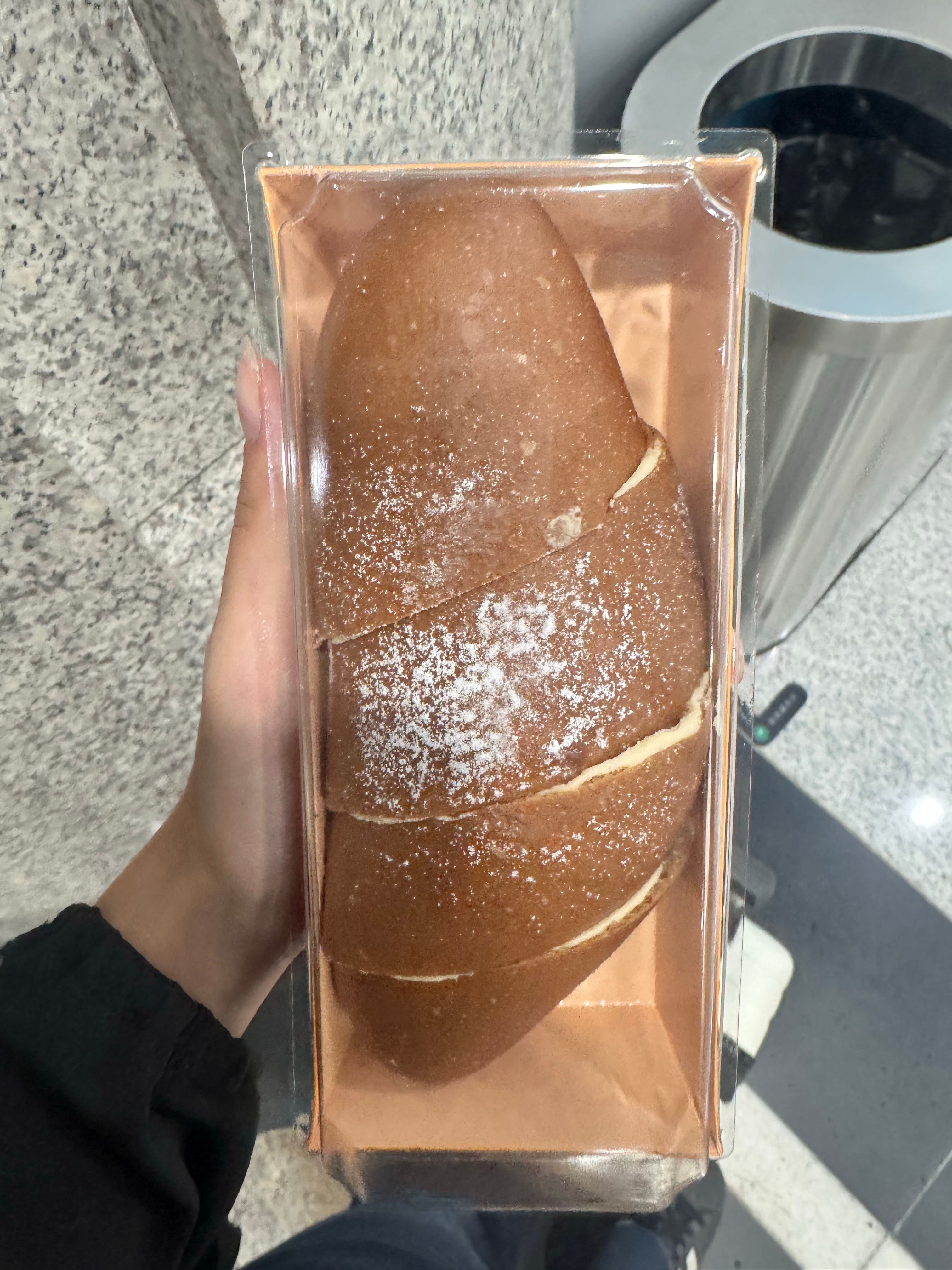 国航的这个面包的口感和夹心都很好吃，缺点就是买不到哈哈哈蕾蕾的日记