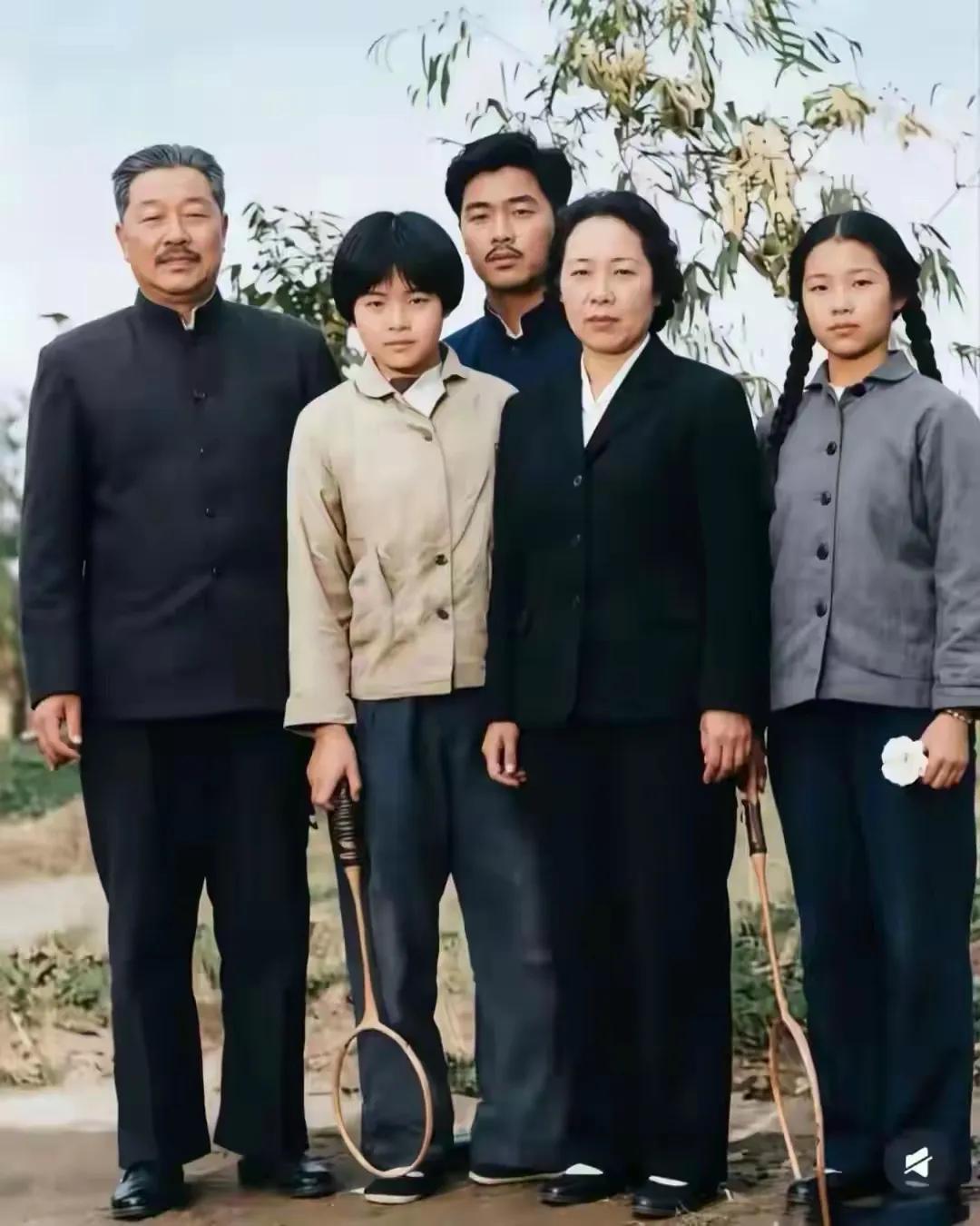 这张图片是贺龙元帅的全家福，是1964年初，在贺龙的住宅院内拍摄的一张合影留念。