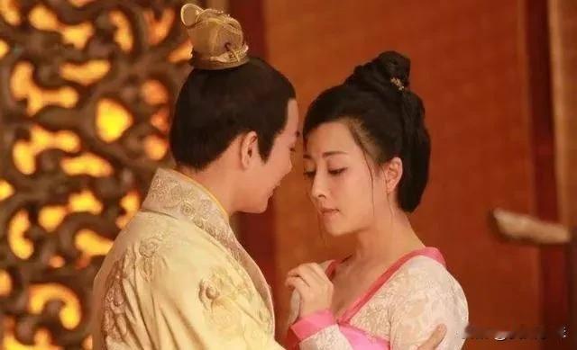 公元946年，辽军打进了后晋后宫。29岁的耶律阮看到一个41岁的老宫女，两人目光