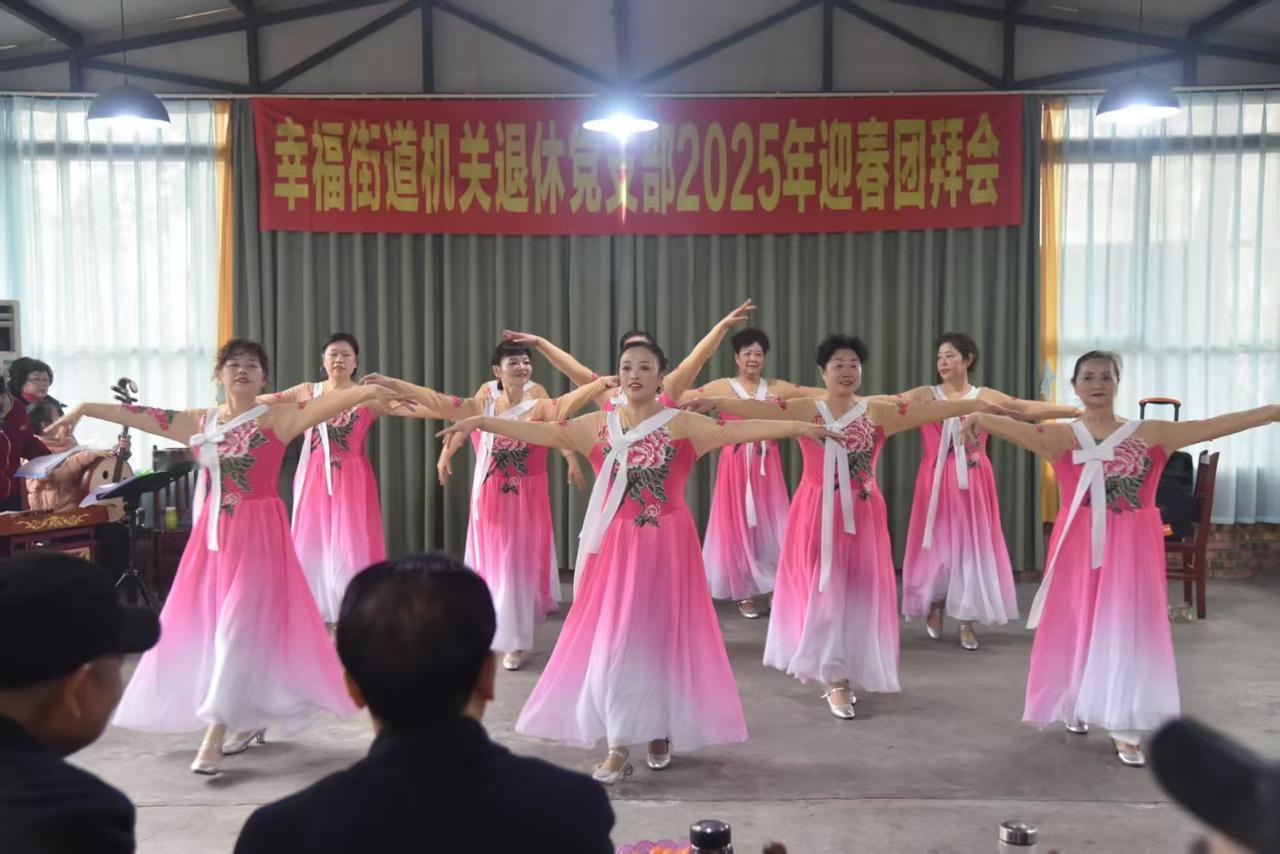 一群大妈在跳舞，好热闹！下联，（欢欢乐乐颂盛世）岁数大了，做点力所能及的事，参加