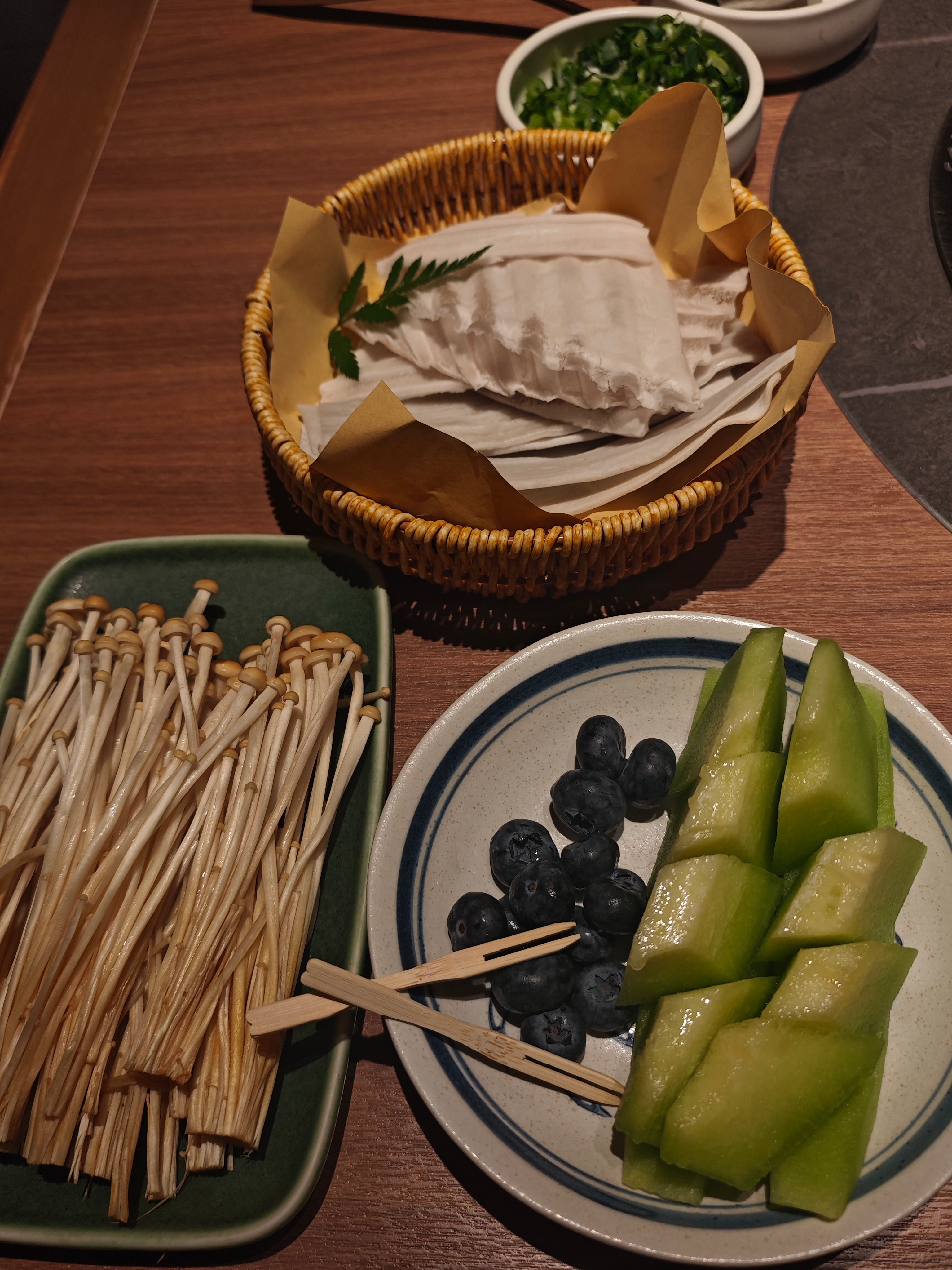菜和肉第一次遇到超时没上来就都赠送了，再加上会员日和积分兑换的，这顿夜宵超值了居