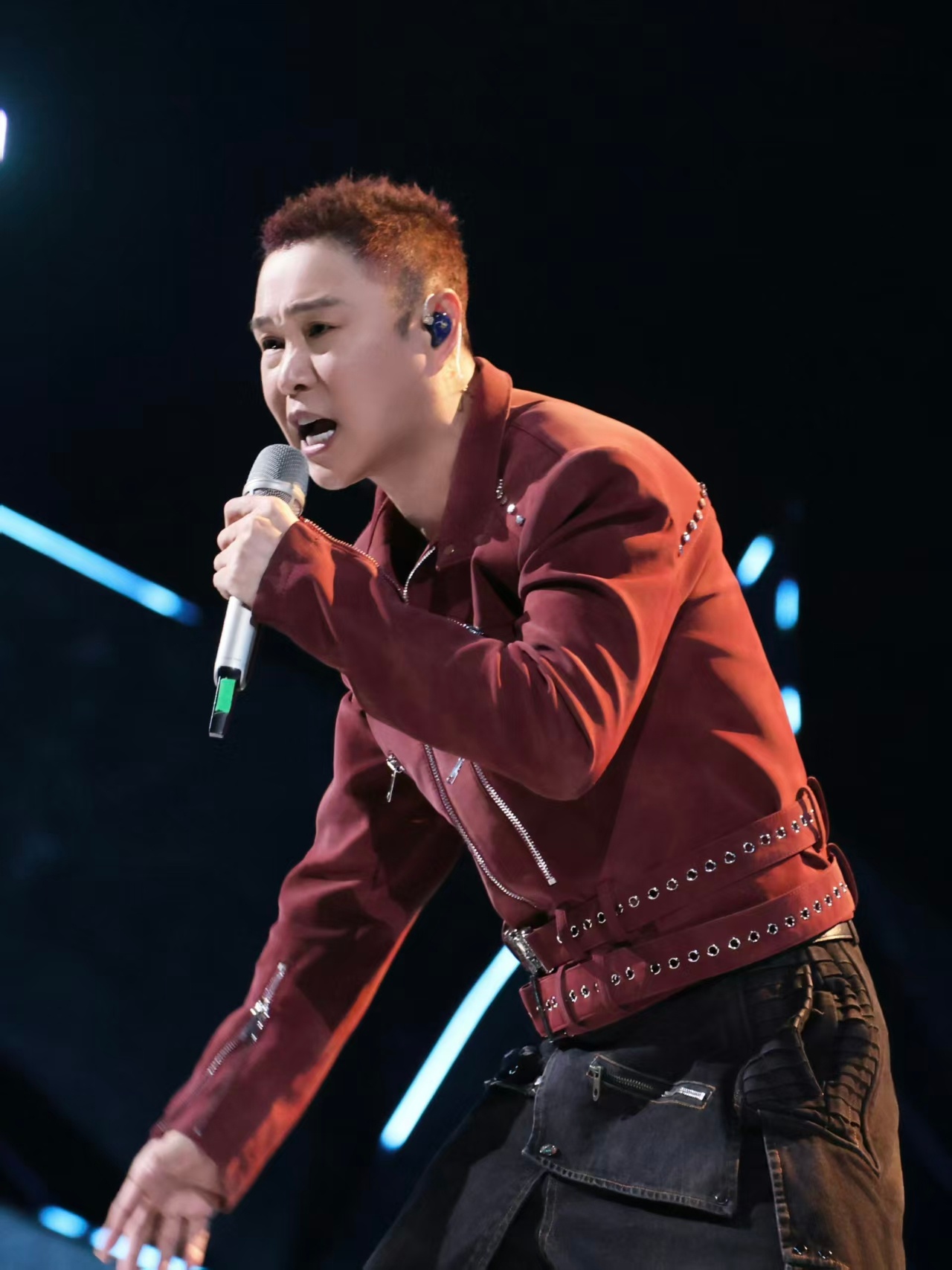 小沈阳你还享受上了小沈阳为披哥唱跳舞台拼了排练现场秒切换两种模式，认真练舞的时候