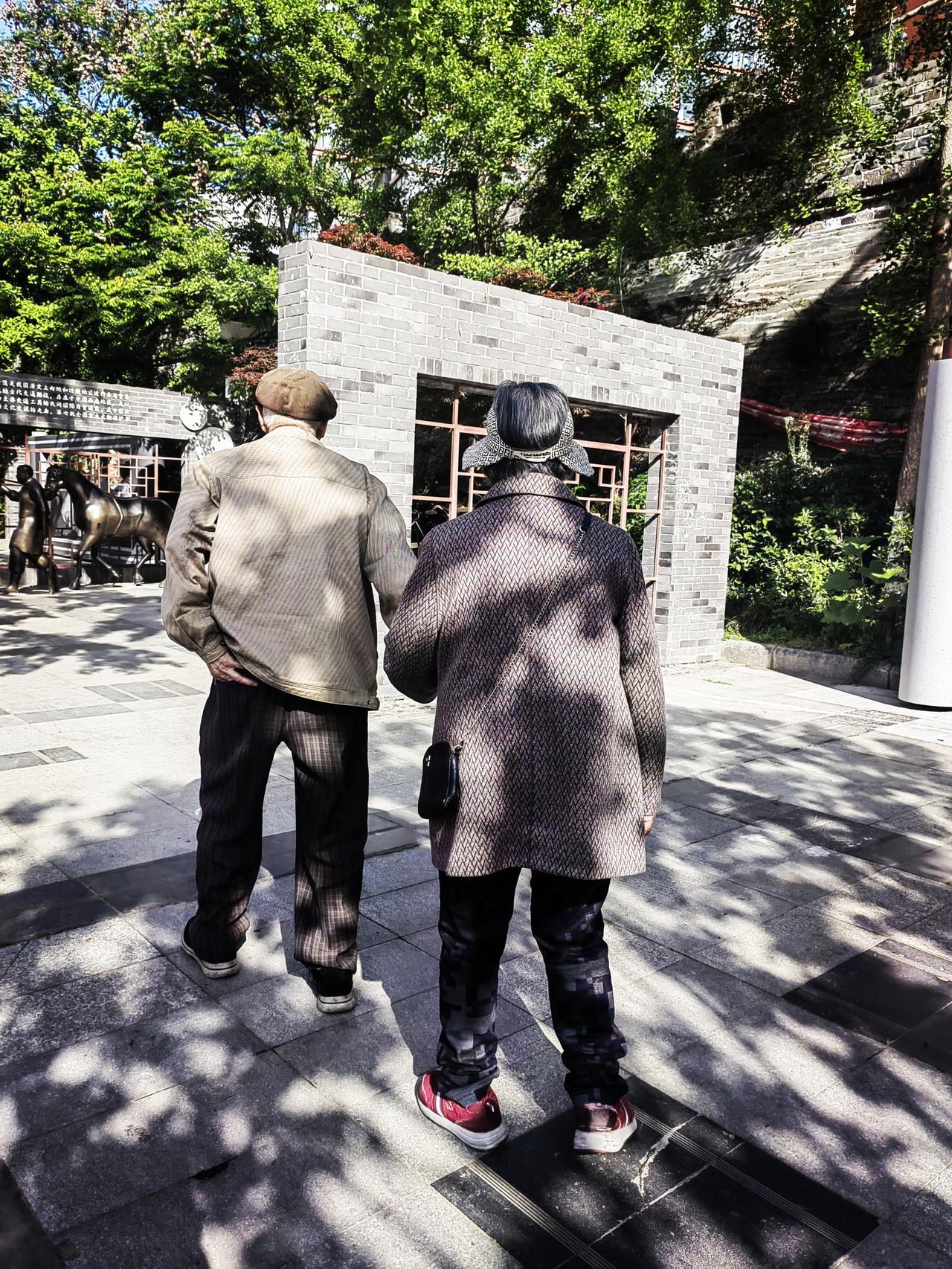 晒图笔记大赛在县城里的角角落落总是能看见，一对八十有余的老夫妻，男人的手始终如一