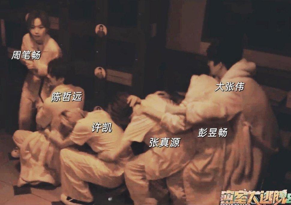 哈哈哈这个队形非常之好许凯又在中间保护大家了许凯个子最高，蹲的最低