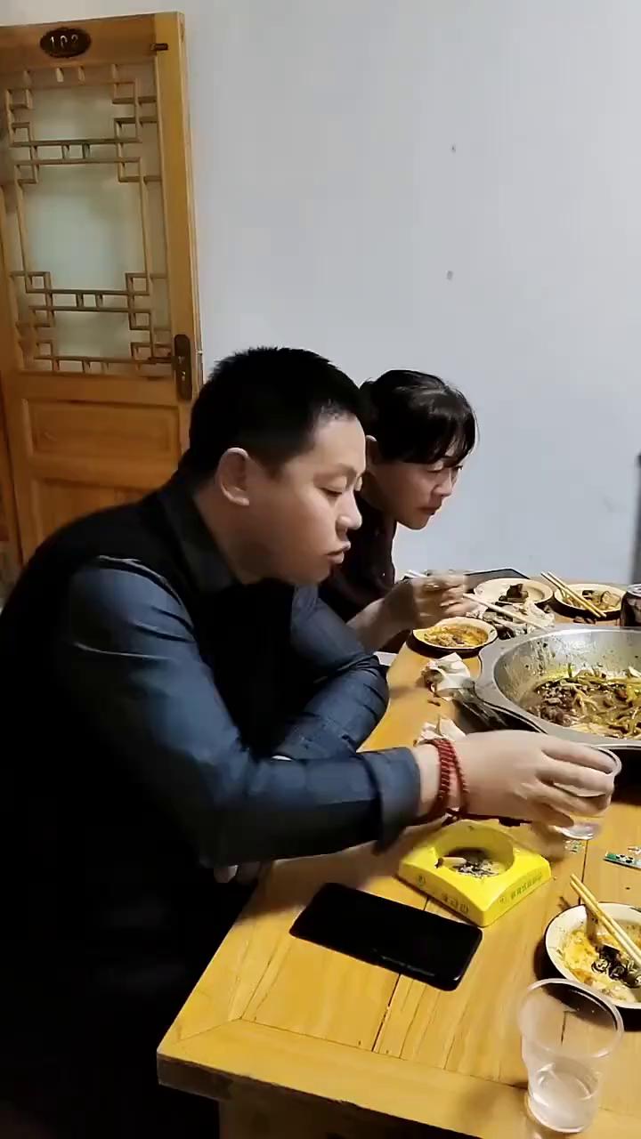 有人。