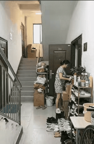 没有丝毫素质的人。你看，就像动图里这样的人，哪里还有一丁点的素质。都这样的话，一