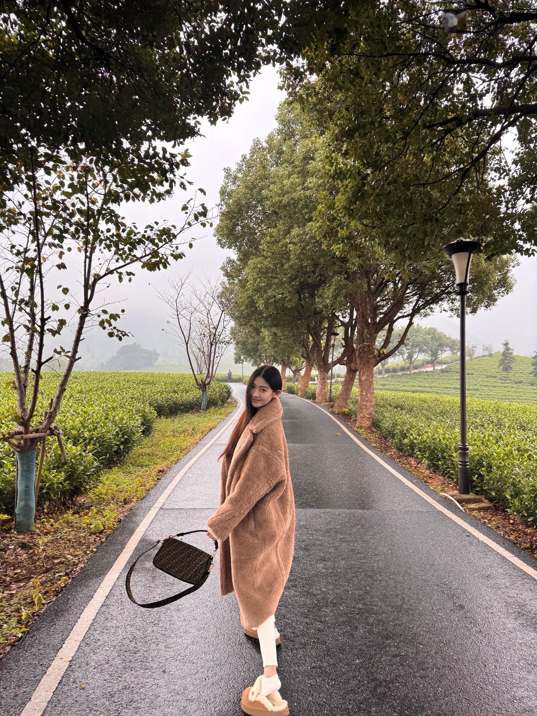 谢谢你带我出去玩 给我拍漂亮的照片 把我喂的饱饱的 情绪好好的 跟你在...