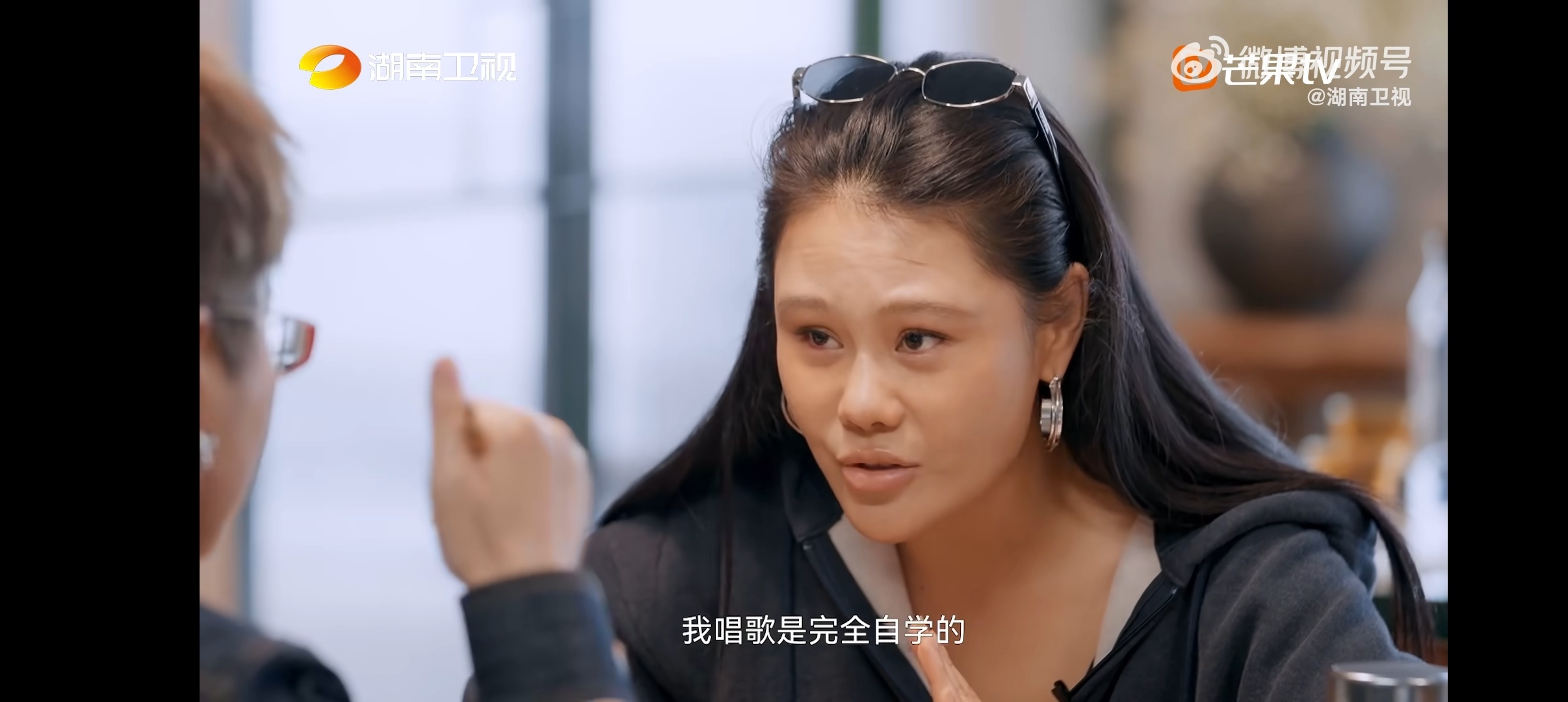 袁娅维音乐E人感情I人 袁娅维说在唱歌工作上，自己是个很有勇气的人，敢直接和一些