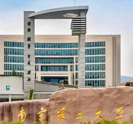 一位南京理工大学校长，下班稍晚，到食堂吃饭，看见一个女生，打了一碗米饭一份素菜，